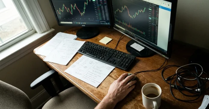 akcie-coinbase-uvodni-20260806-ai1 Pracovní stůl investora s monitory zobrazujícími grafy akcií Coinbase