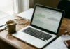 Investor sledující analytické grafy akcií a finanční data na notebooku