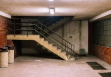 Investice do garáže a parkovacího stání: výnos a rizika Podzemní parkovací stání s jedním autem a betonovou podlahou pod fluorescenčním světlem