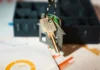 Výnos z pronájmu: hrubý, čistý a cash-on-cash Investor si počítá výnos z pronájmu bytu - papír s výpočty, tužka, soustředěný výraz
