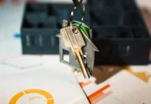 Výnos z pronájmu: hrubý, čistý a cash-on-cash Investor si počítá výnos z pronájmu bytu - papír s výpočty, tužka, soustředěný výraz