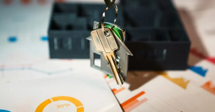 vynos-z-pronajmu-vypocet-uvodni-1 Investor si počítá výnos z pronájmu bytu - papír s výpočty, tužka, soustředěný výraz
